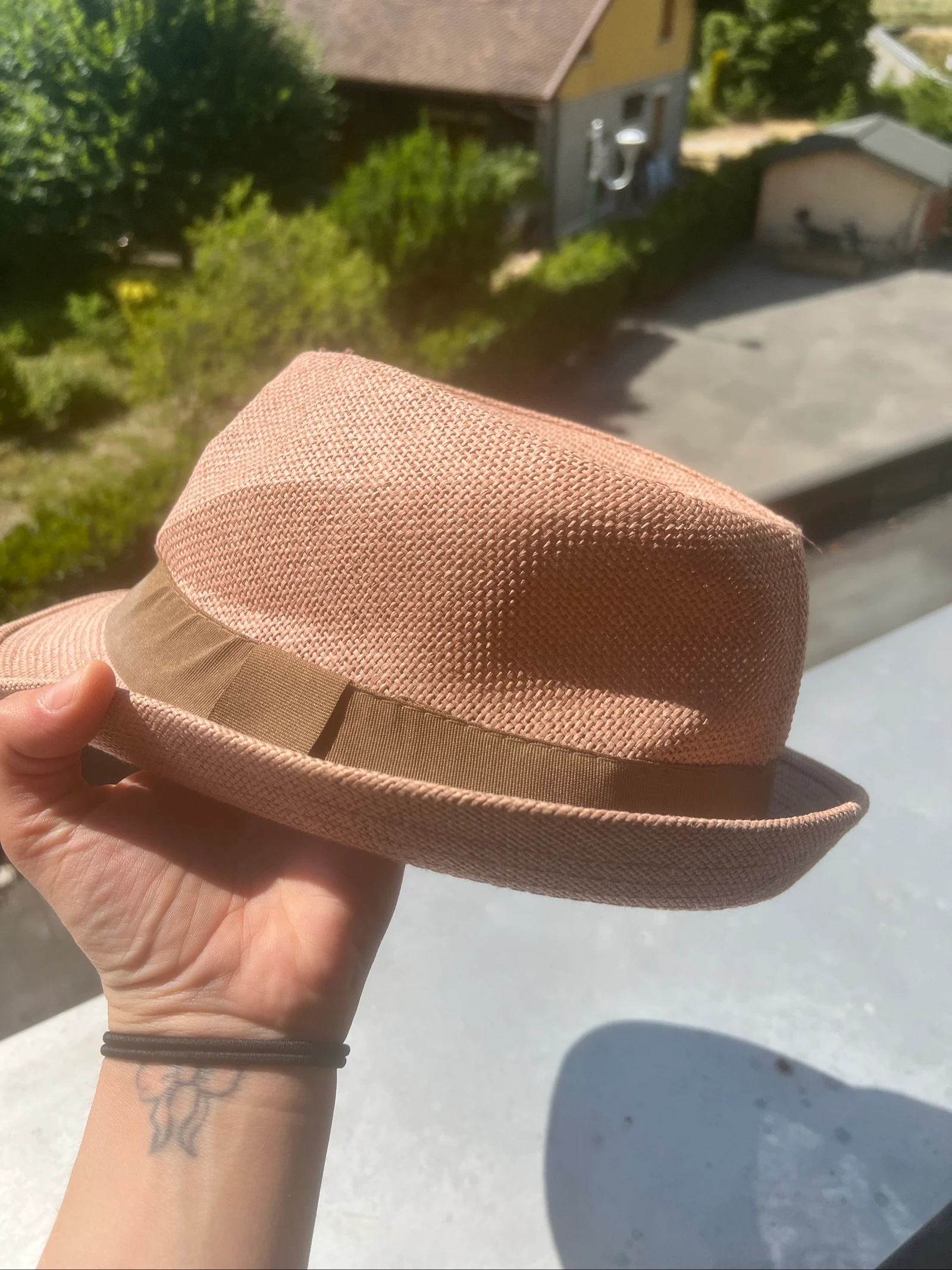 Sombrero fedora rosa con cinta marrón estilo panamá – photo 5
